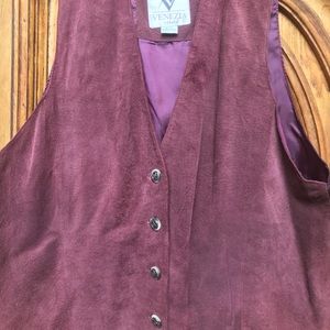 Venezia Vitale Women’s burgundy 4 buttoned suede vest. Size 18-20.